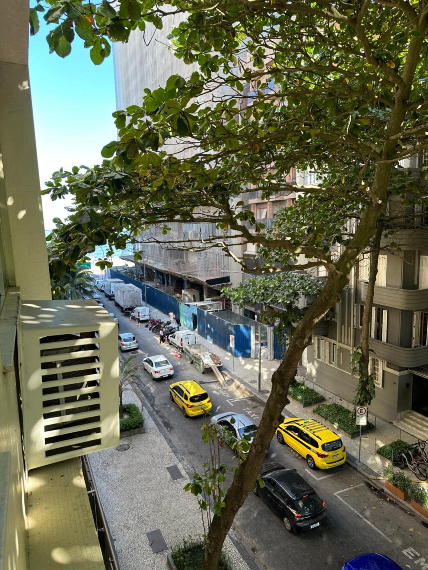 No Posto Nove Em Ipanema! Quadra Da Praia! *